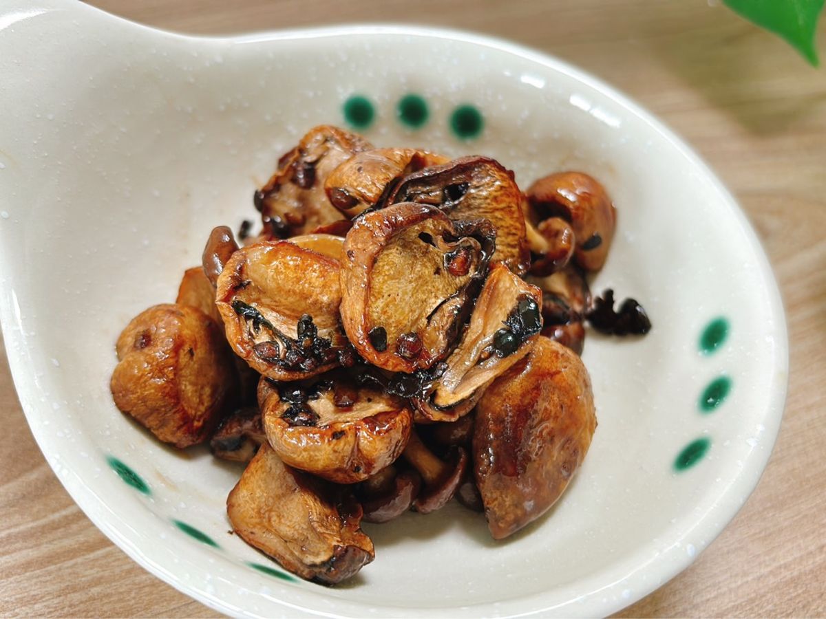 Nấm Rơm khô rim mặn với tiêu xanh