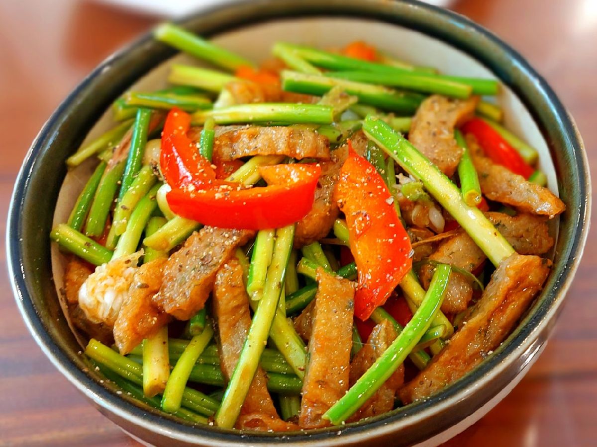 Ngồng tỏi, ớt chuông xào chả cá thác lác