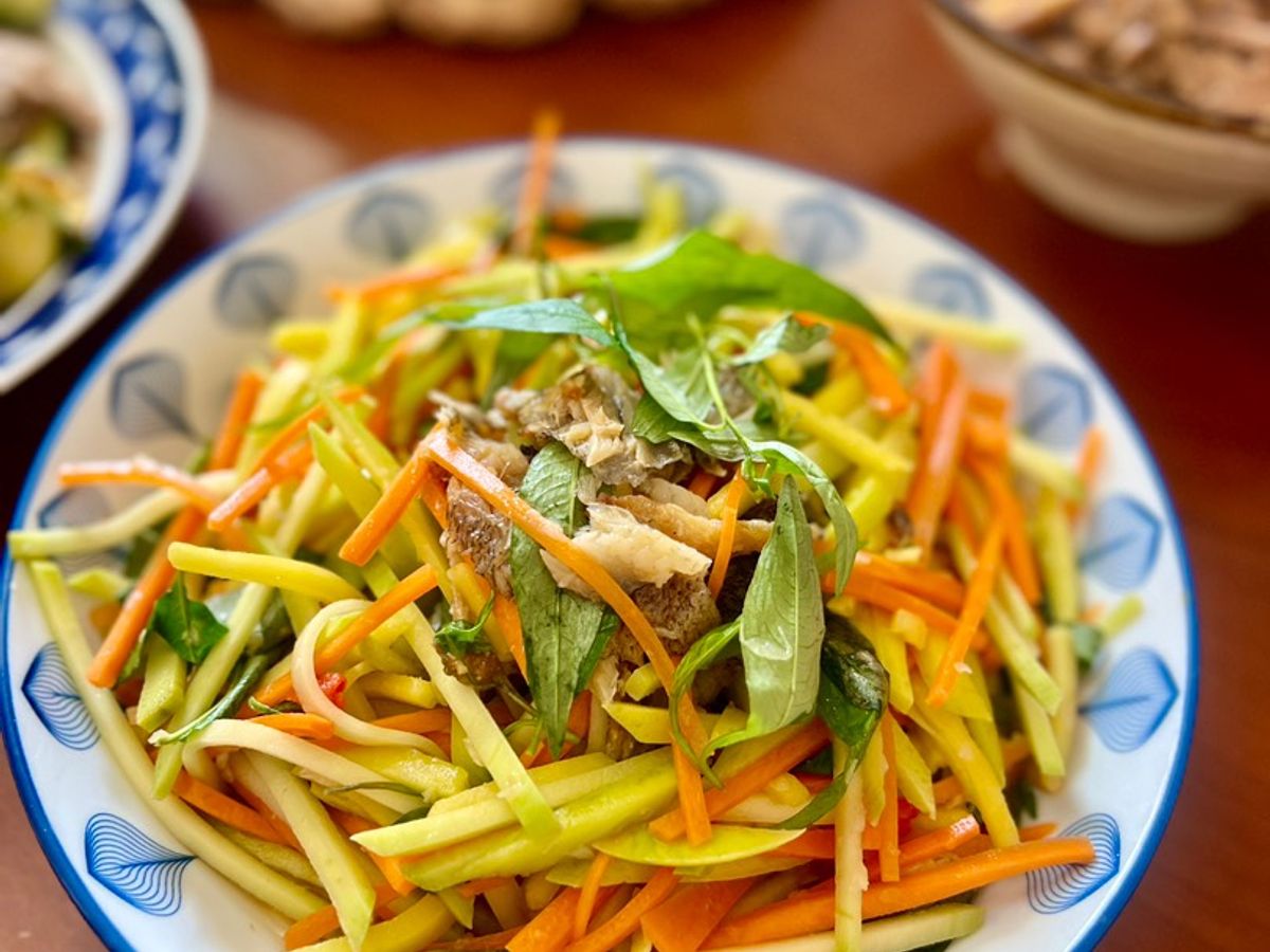 Gỏi Xoài Cà Rốt Rau Răm Trộn Khô Cá Sặc