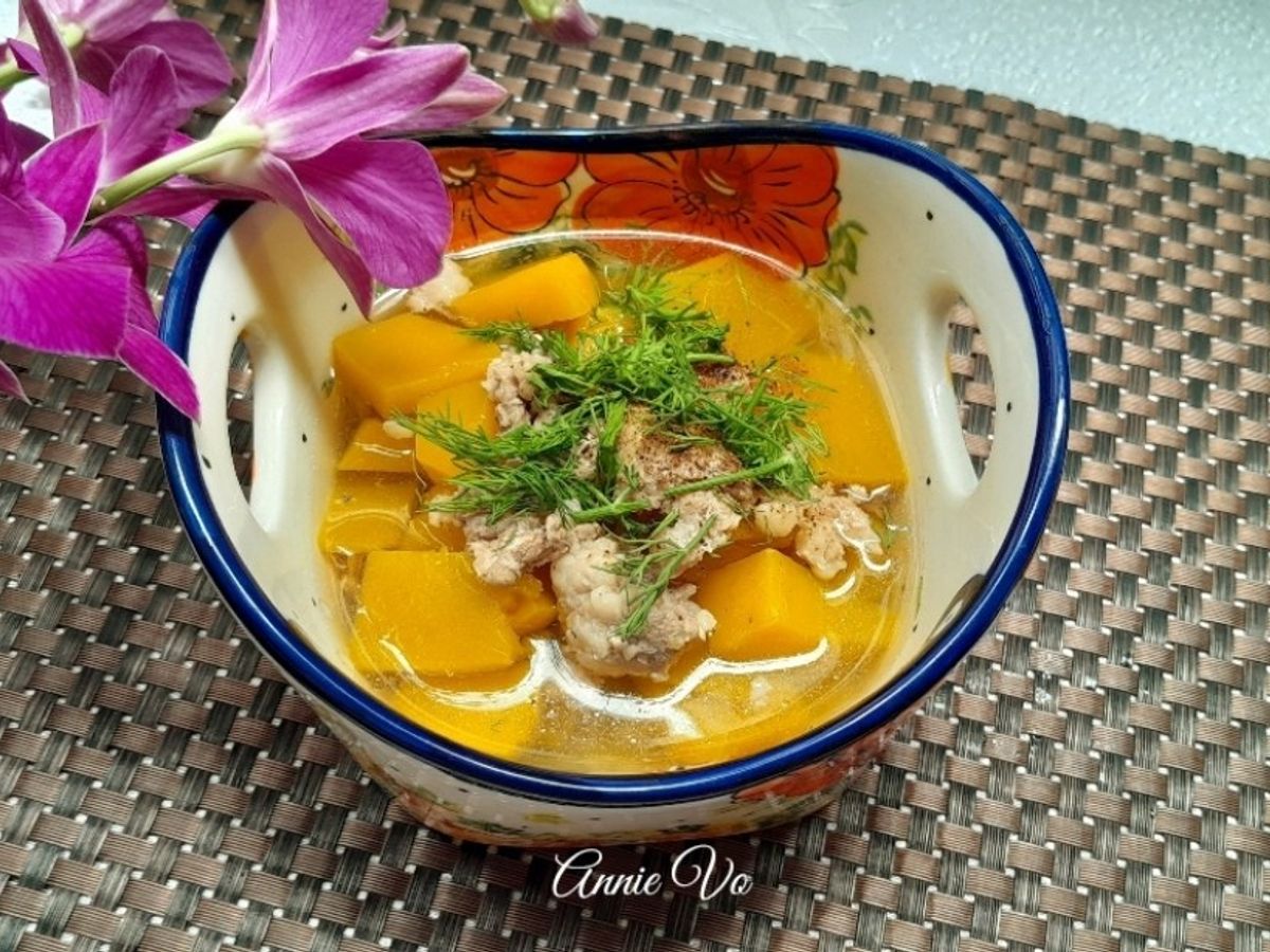 Canh bí đỏ nấu thịt xay thì là