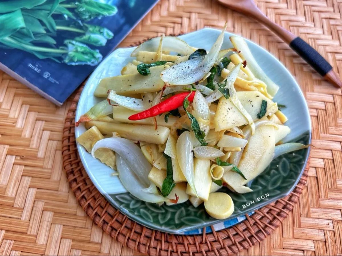 Măng Xào Hành Tây Rau Răm Chay