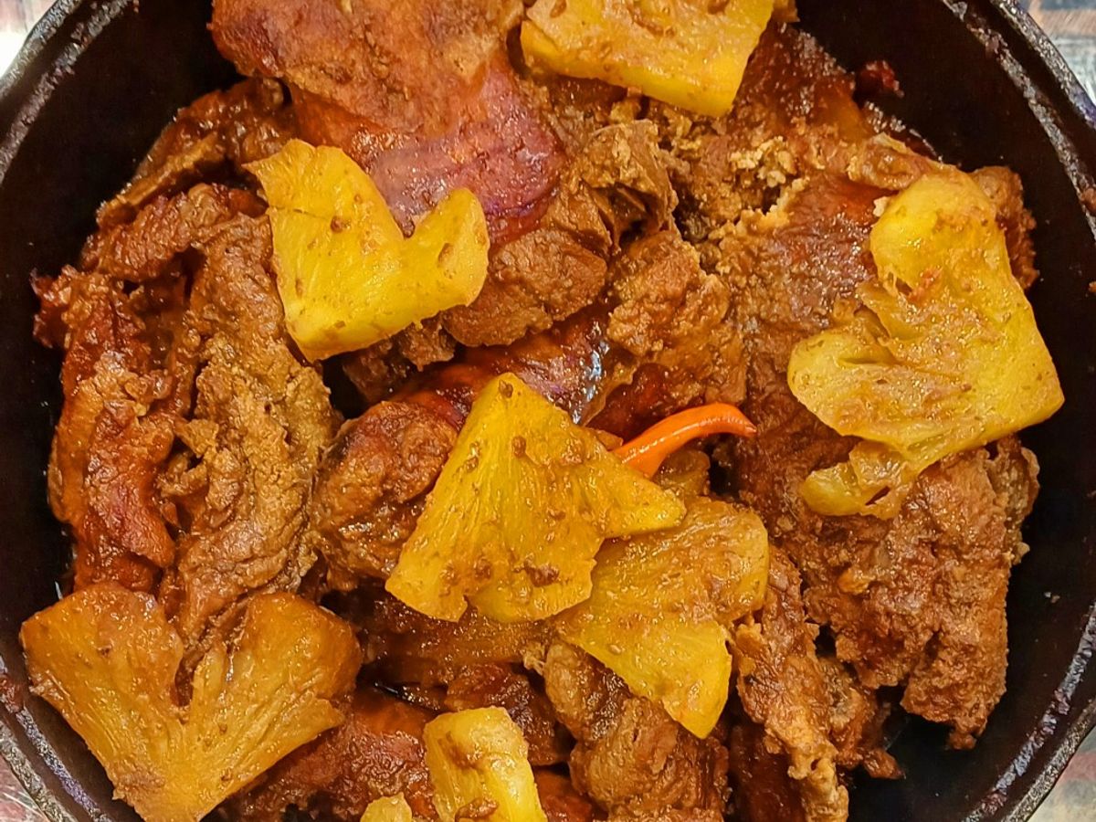 Trứng cá ngừ kho dứa, cà chua, nước dừa