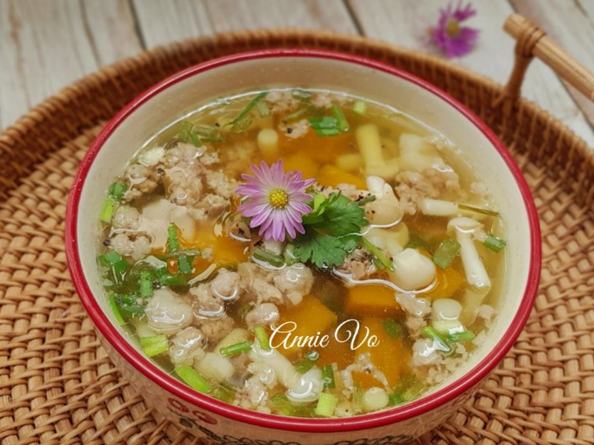 Canh nấm hải sản bí đỏ