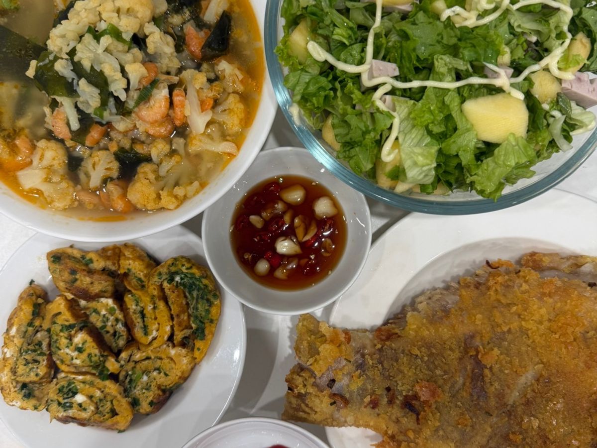 Cơm nhà với cá diêu hồng chiên xù, trứng cuộn lá hẹ, canh súp lơ trắng rong biển tôm, salad giò lụa
