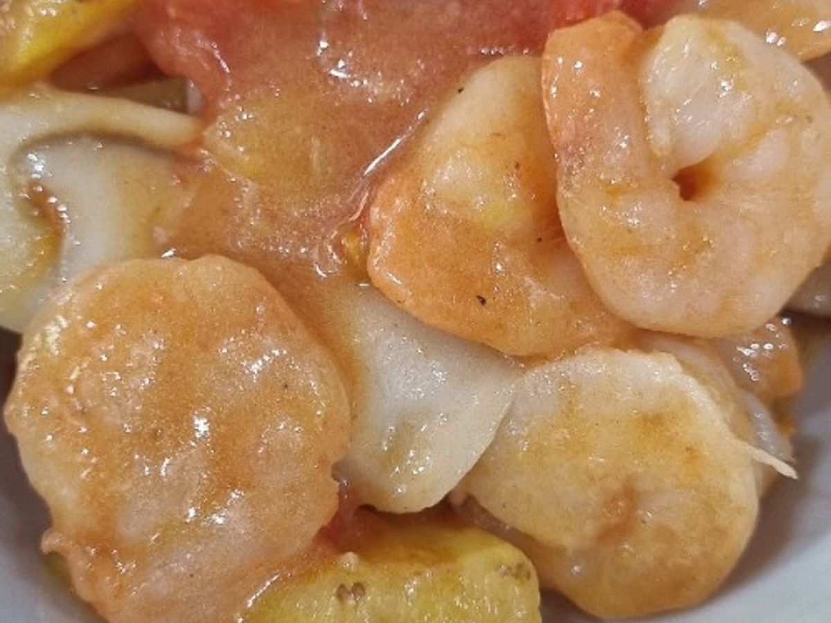 Tôm nõn cùng nấm xào dứa và cà chua