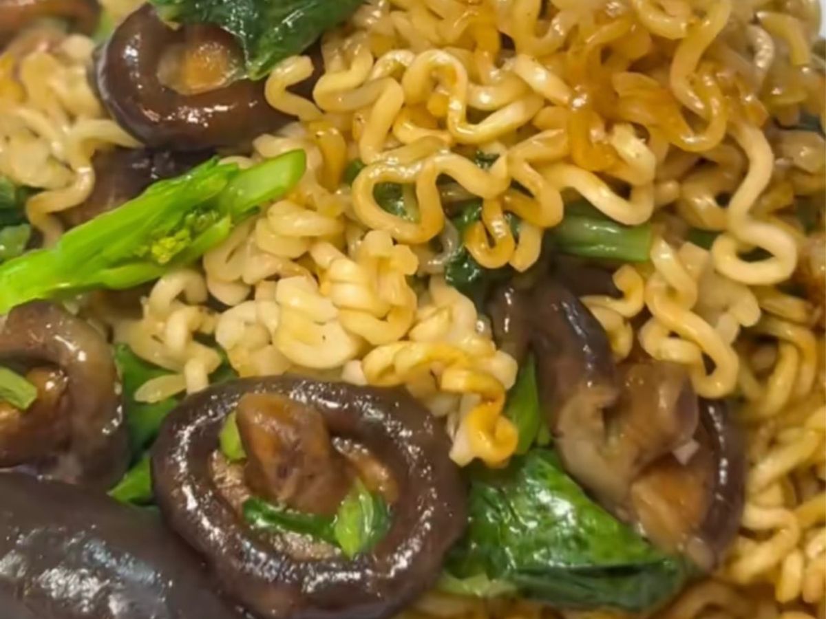 Mì Xào Nấm Cải Ngọt Chay