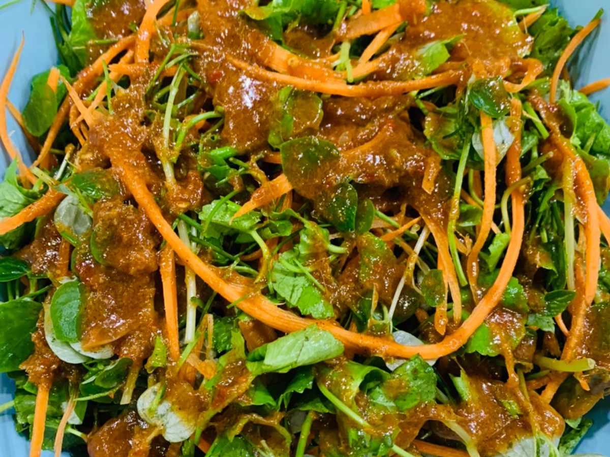 Salad rau má, hẹ, và rau càng cua vườn nhà