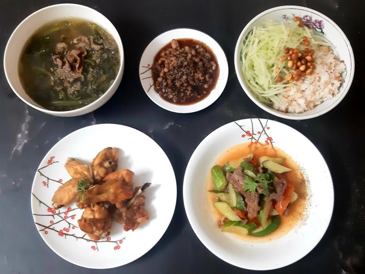 Mâm cơm mắm ruốc xào thịt và các món ăn kèm
