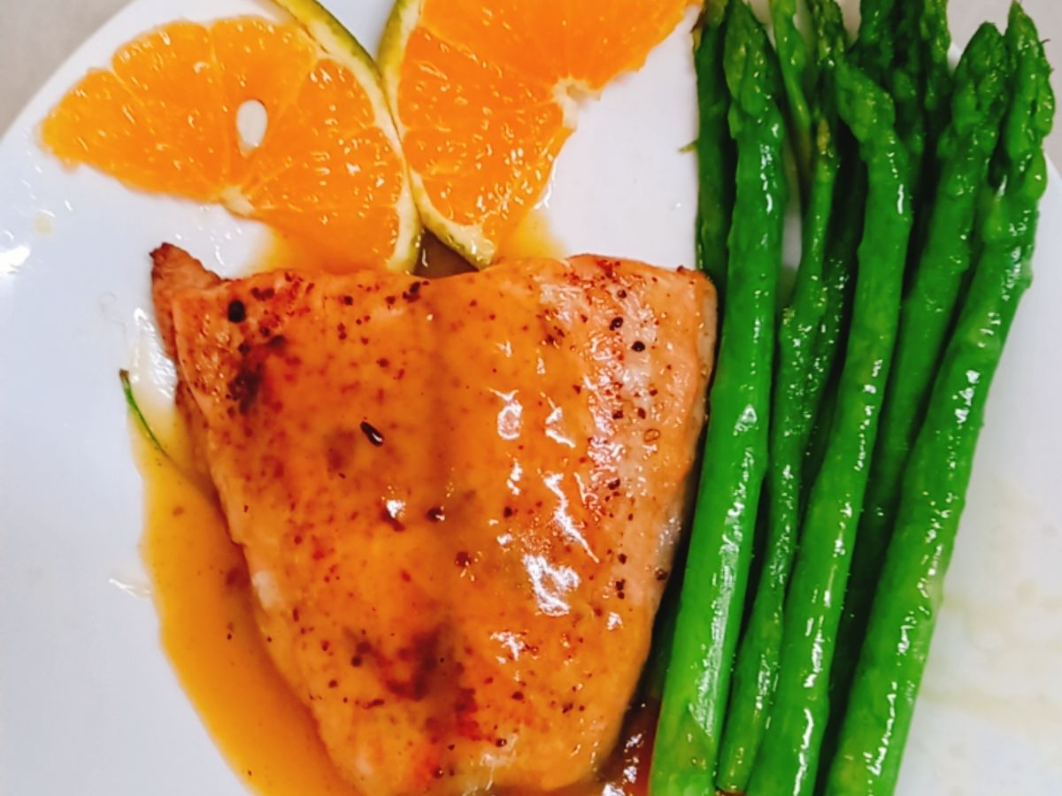 Cá hồi áp chảo sauce cam