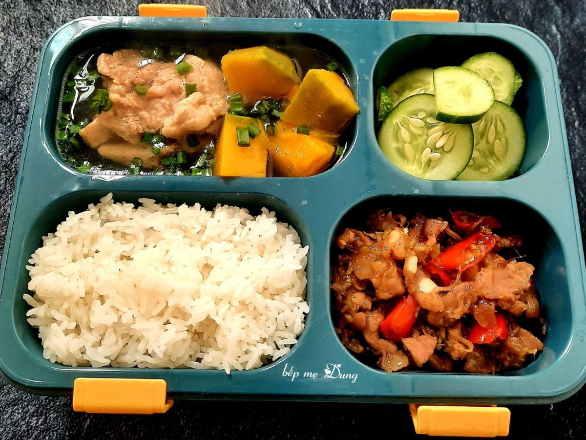 Hộp cơm vui vẻ 1 (thịt kho mắm ruốc, canh bí đỏ, dưa leo)