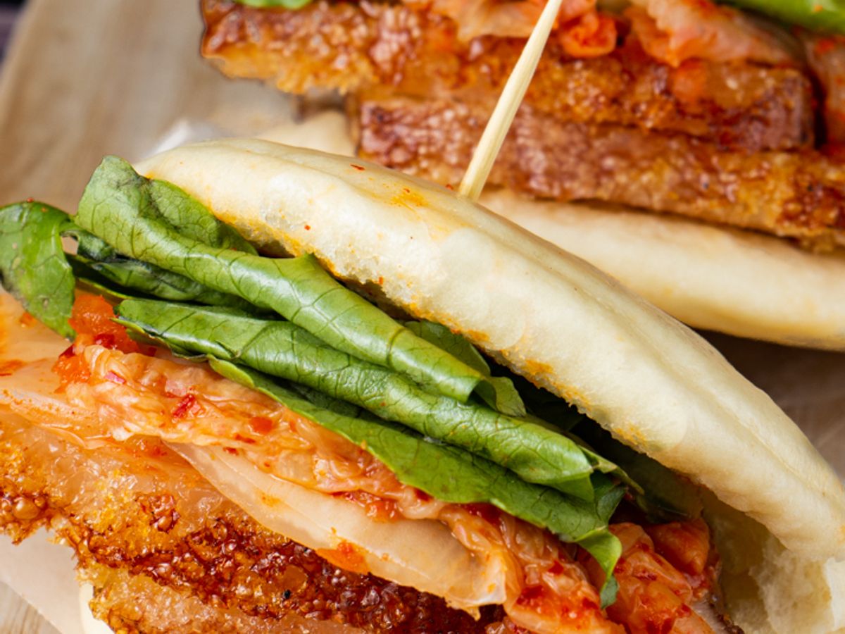Bánh Bao Đài Loan kẹp Heo Giòn Da & Kimchi - Skinny Taiwanese Bao with Crispy Pork & Kimchi