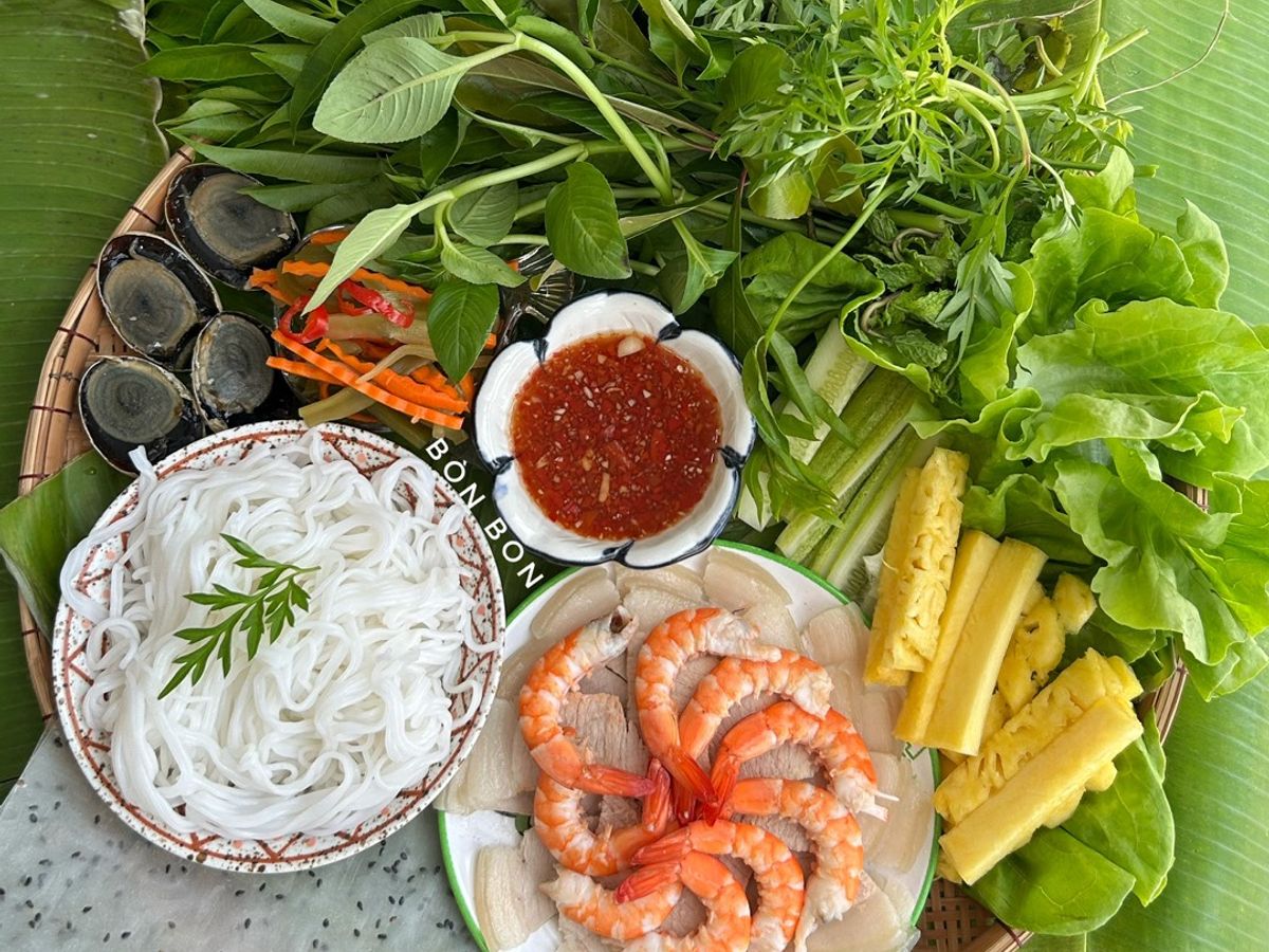 Mâm Cuốn Tôm Thịt Rau Rừng