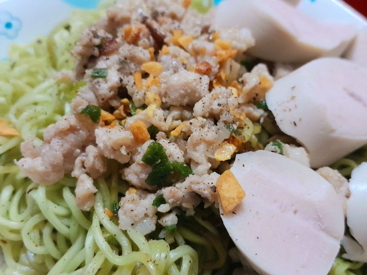Mì chùm ngây trộn thịt chả