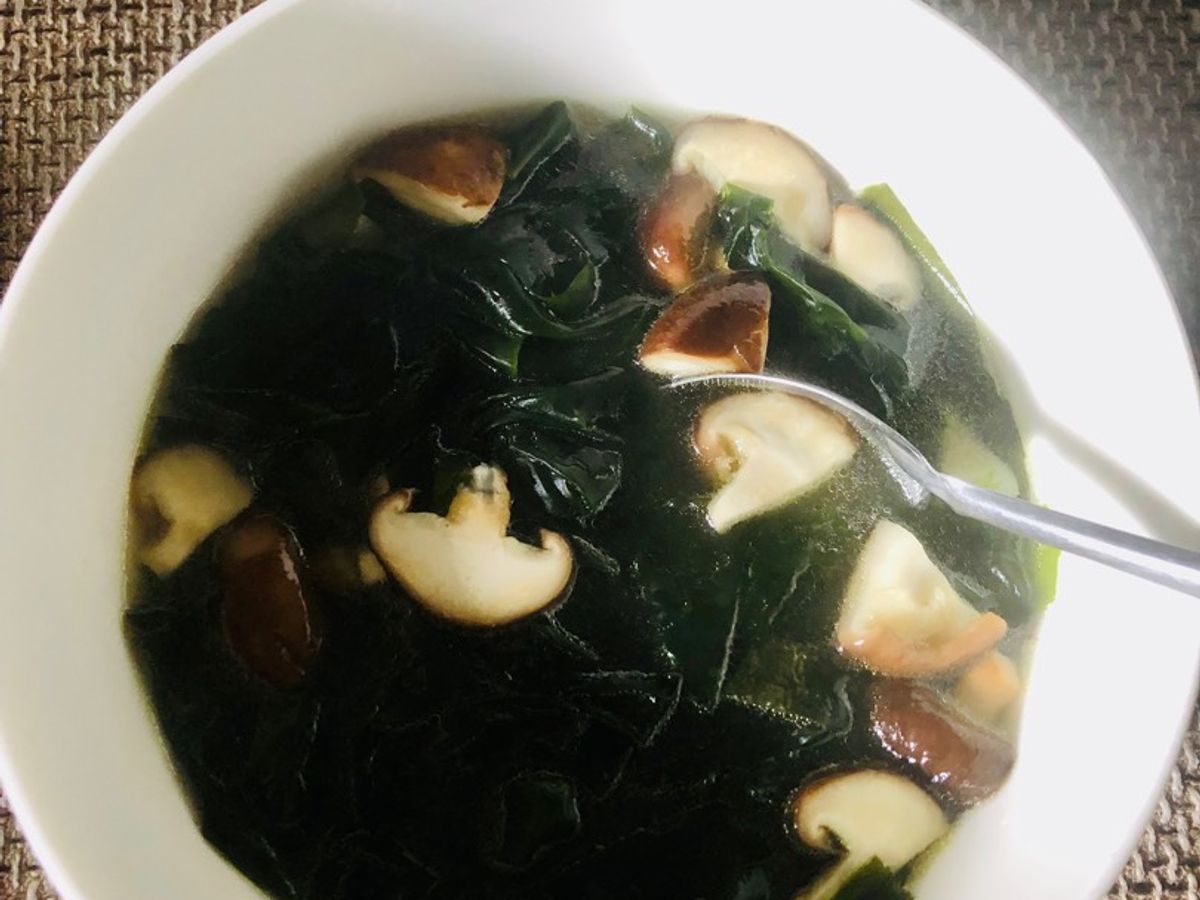 Canh rong biển nấu nấm thanh đạm