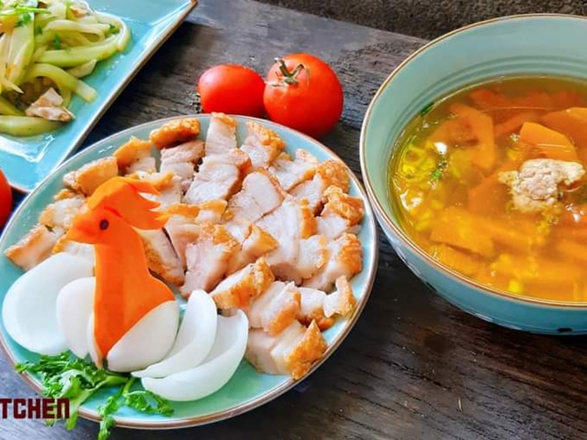 Cơm nhà có món heo quay giòn rụm