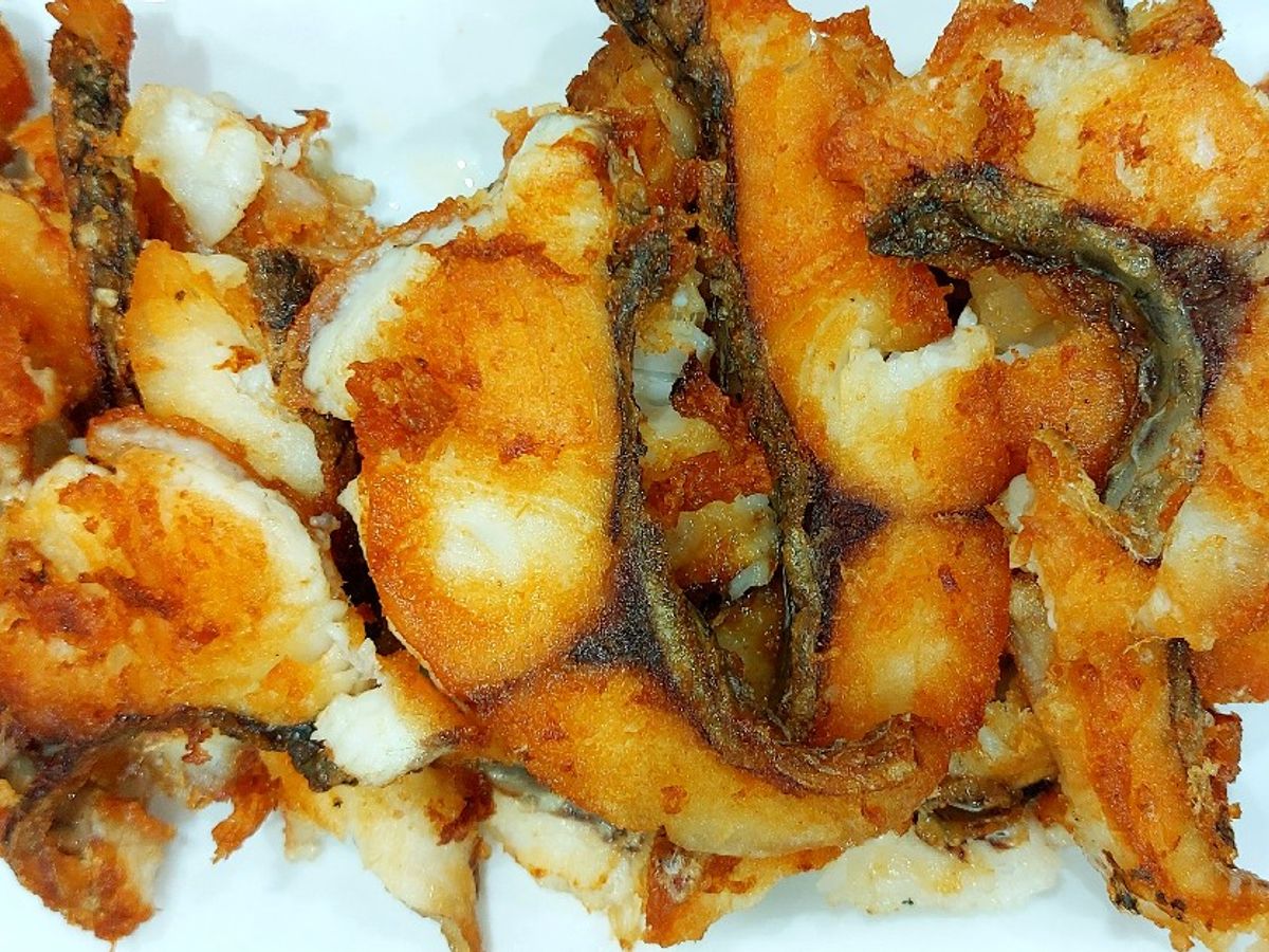 Canh chua cá và cá chiên giòn