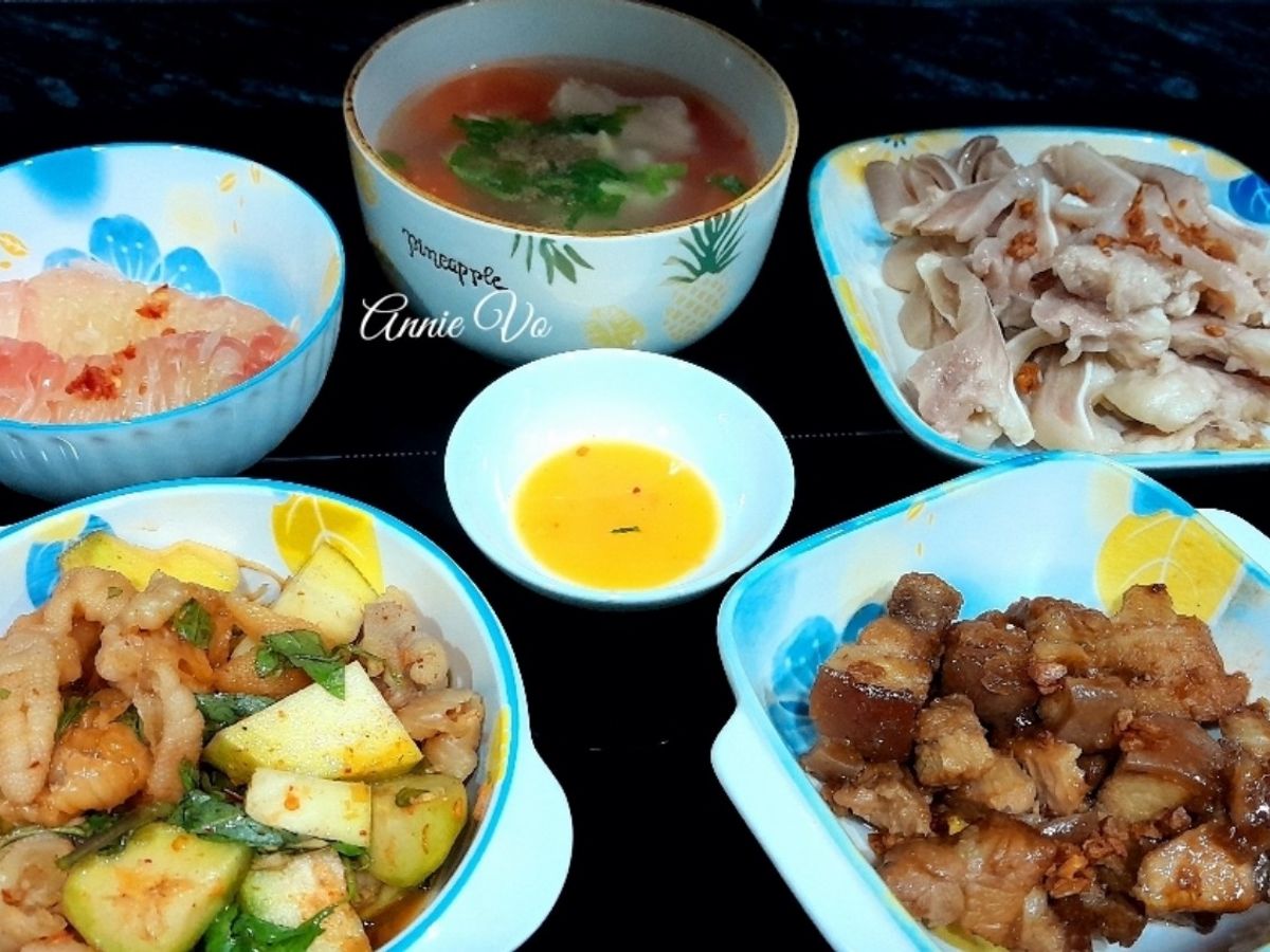 Cơm nhà có món chân gà và tai heo giòn ngon