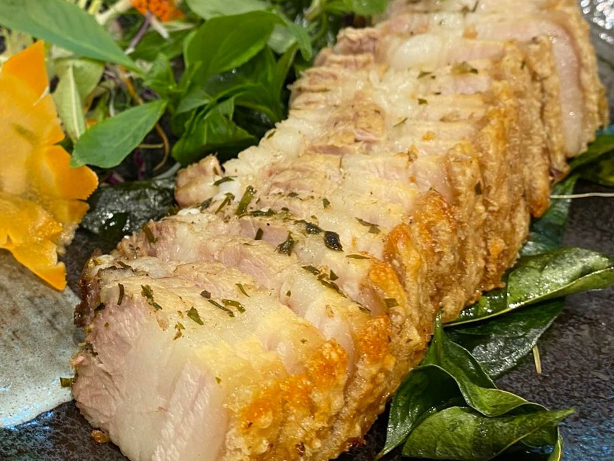 Thịt lợn nướng lá mắc mật