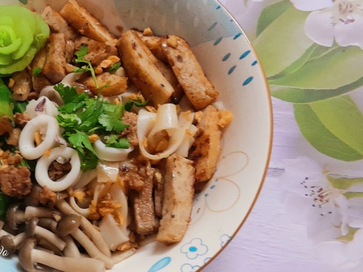 Mì lá trộn chả và mực