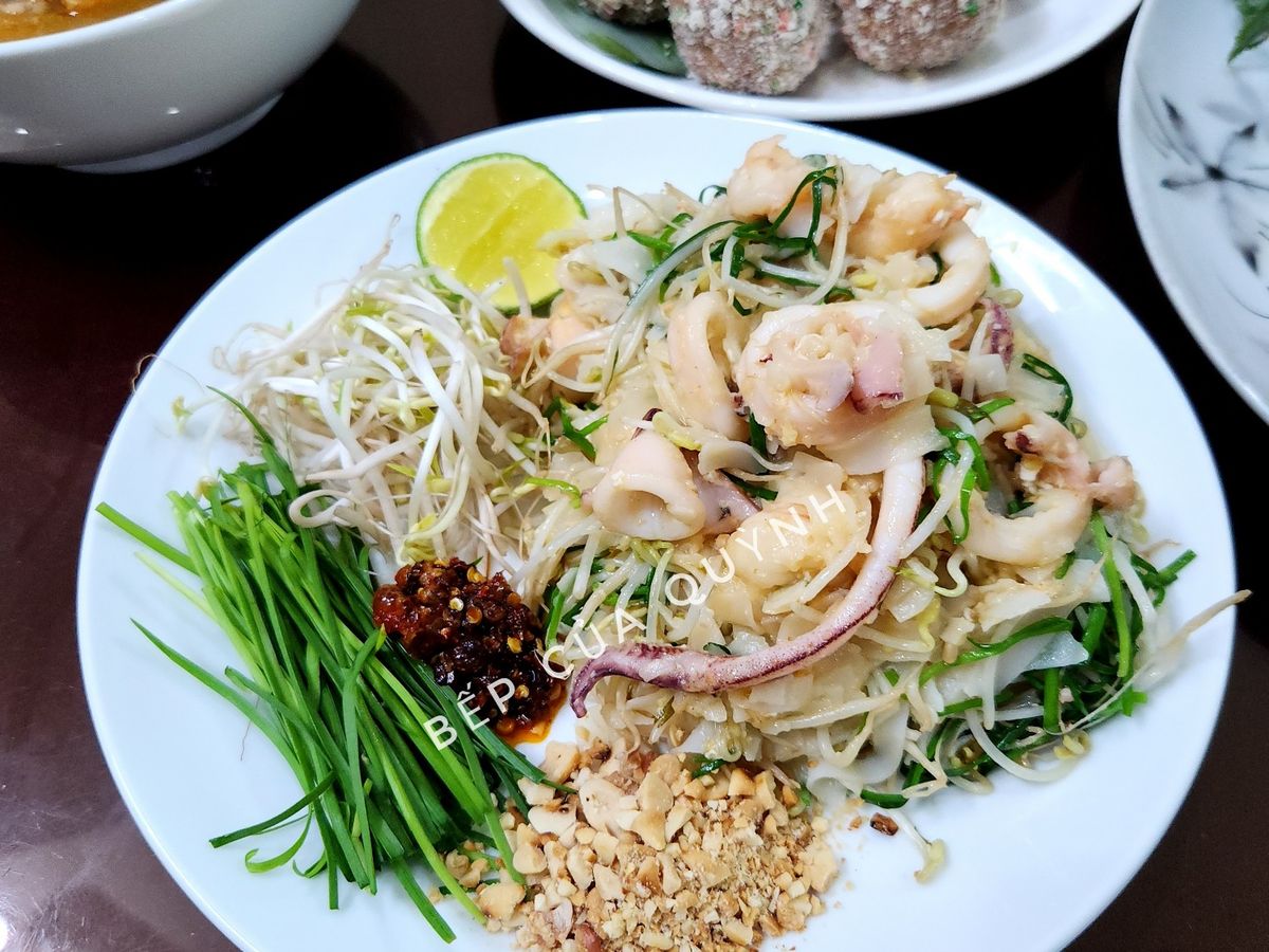 Phở khô xào hải sản