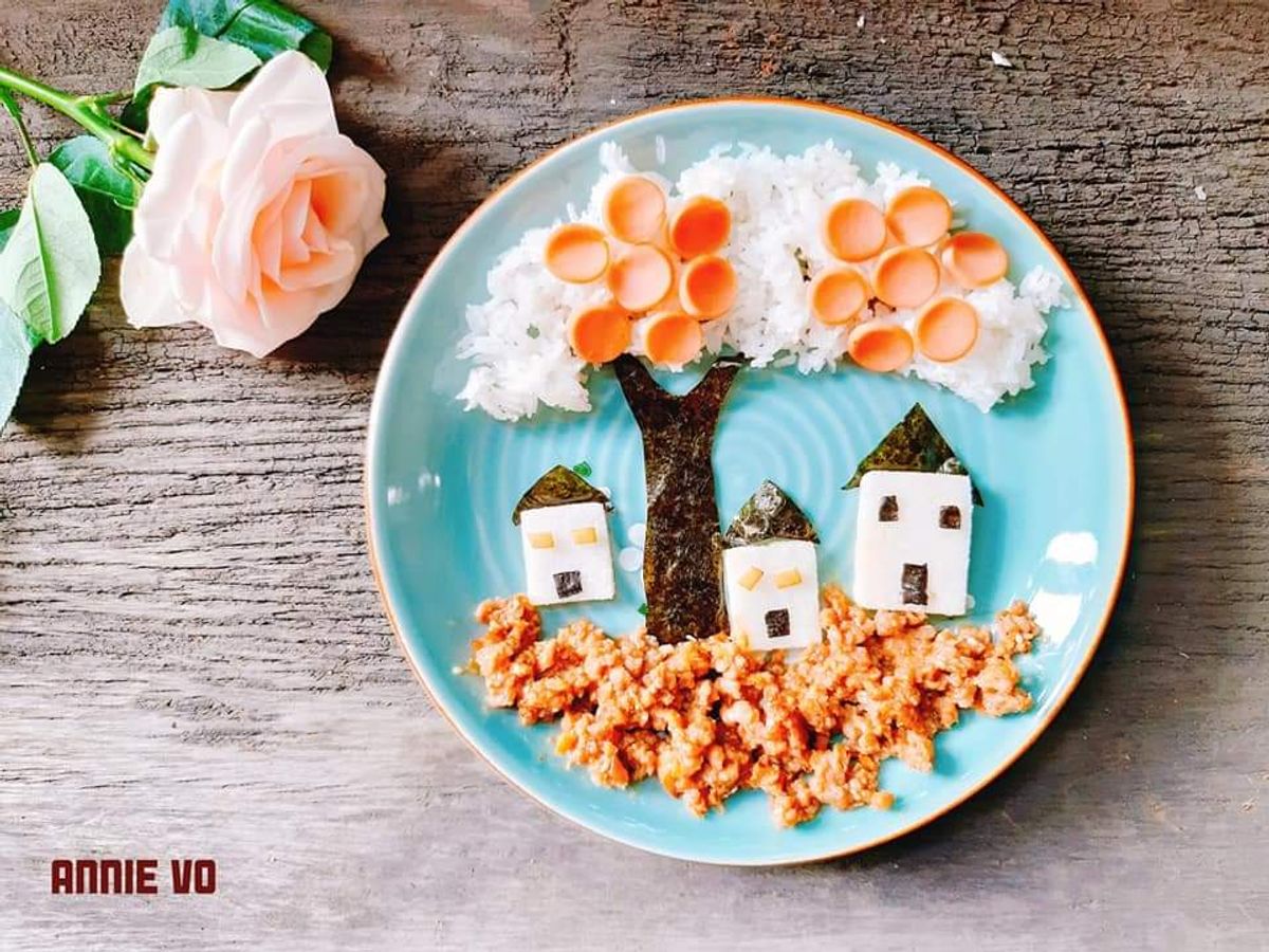 Cơm bento: Những ngôi nhà đầy hoa (Cơm thịt xay rang và xúc xích)