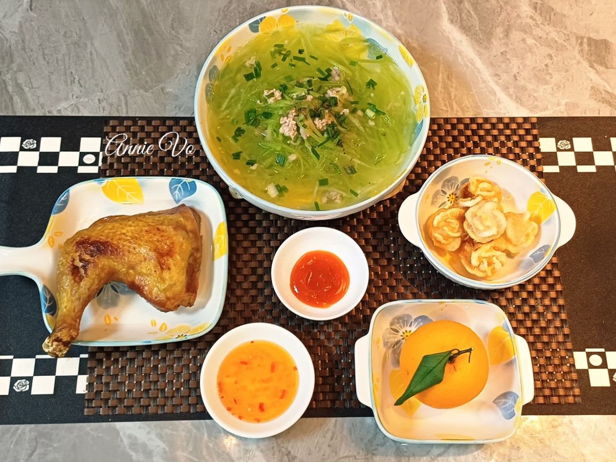 Cơm nhà có món gà xối mỡ