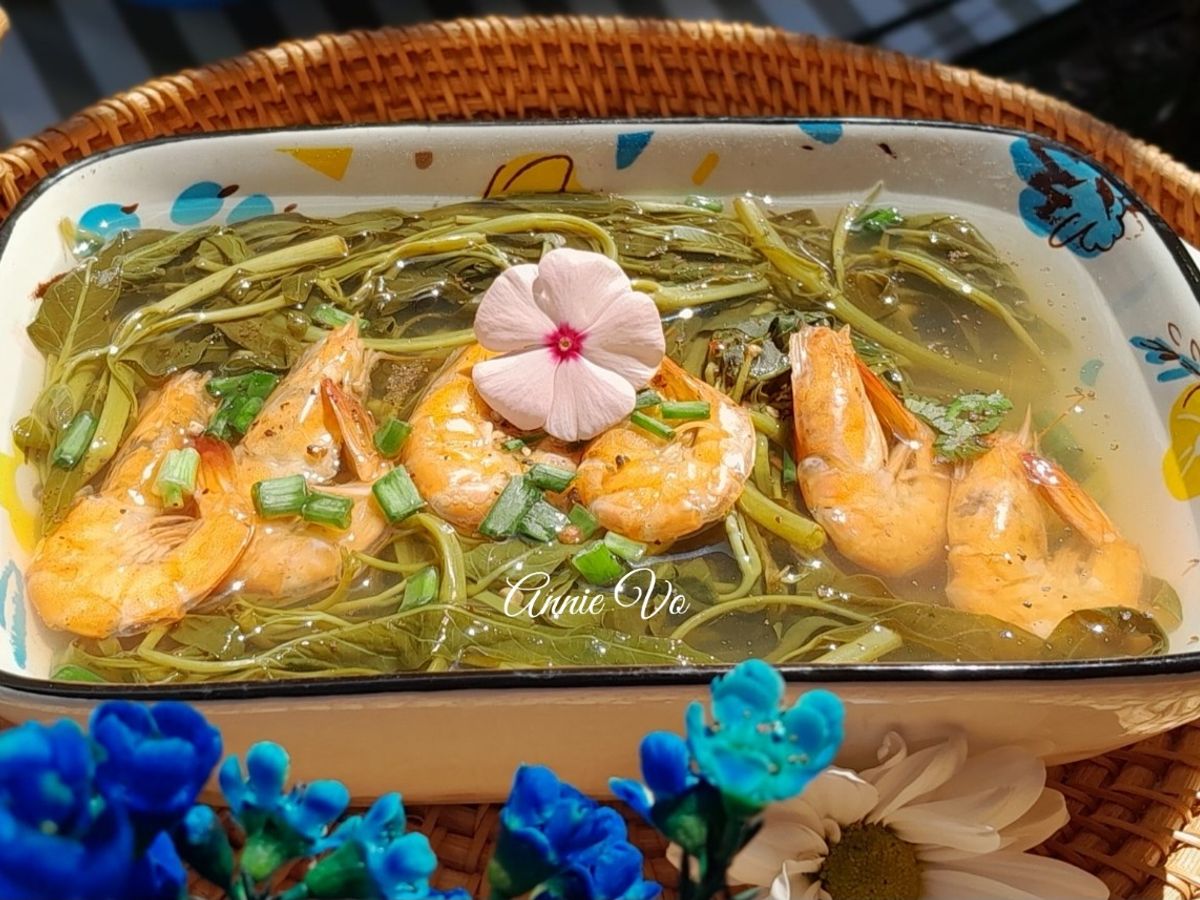 Canh rau muống nấu tôm