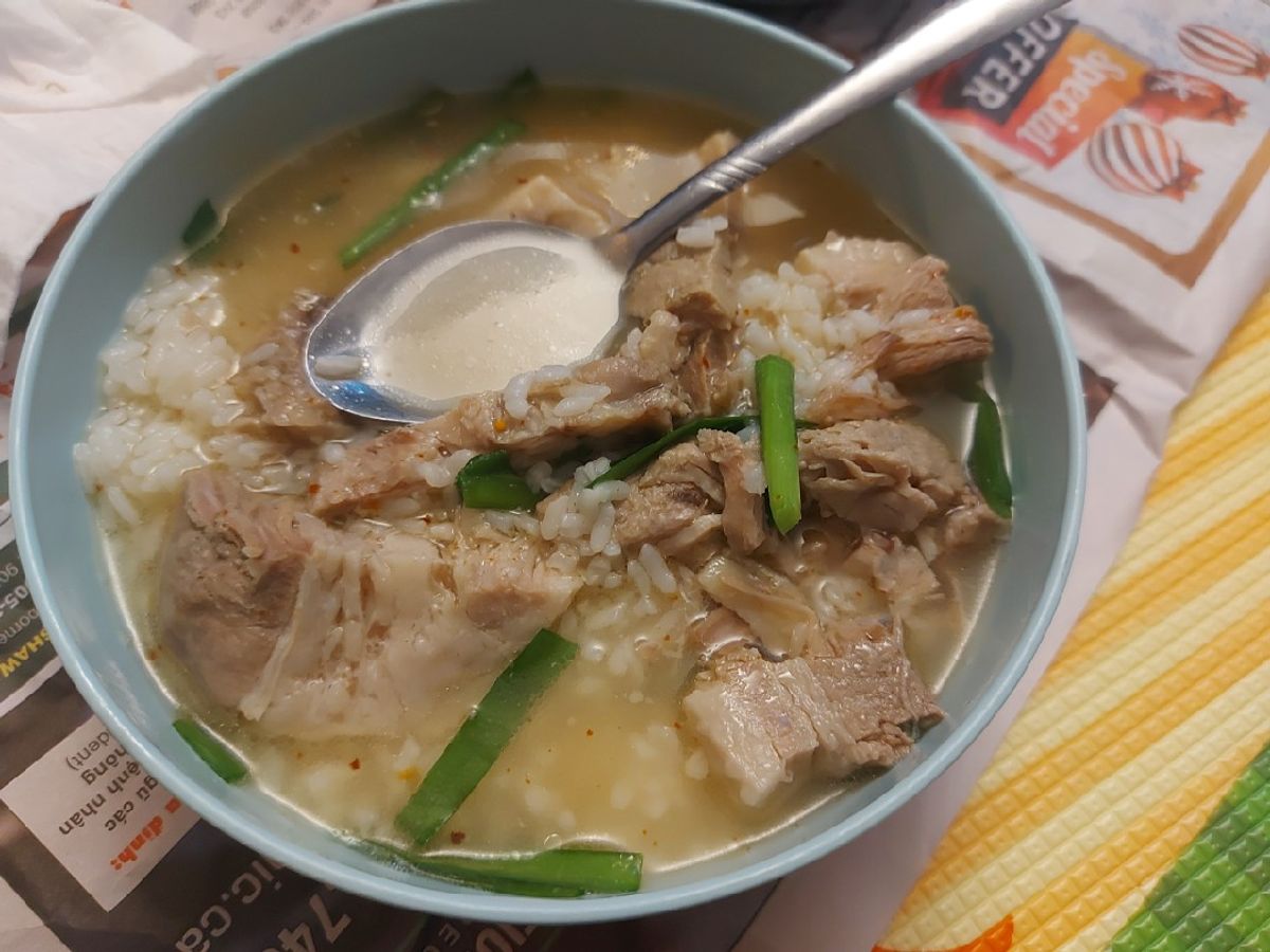 Canh thịt heo (돼지국밥)