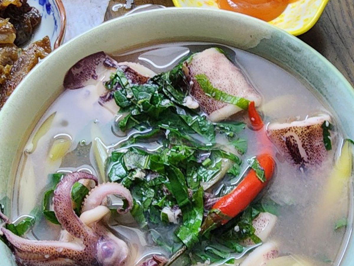 Mực trứng luộc lá lốt (canh mực lá lốt)