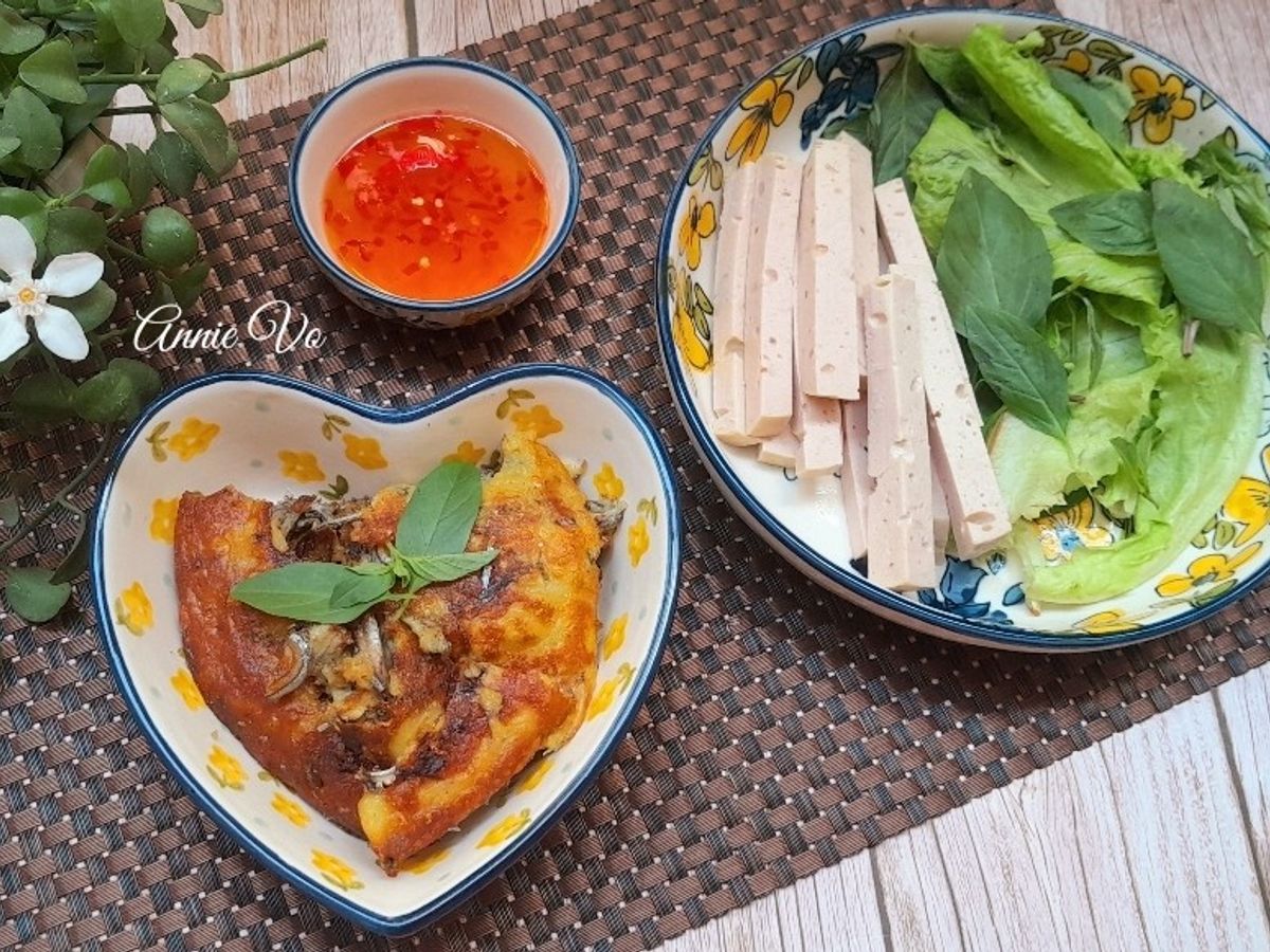Cá cơm chiên bột cuốn rau sống