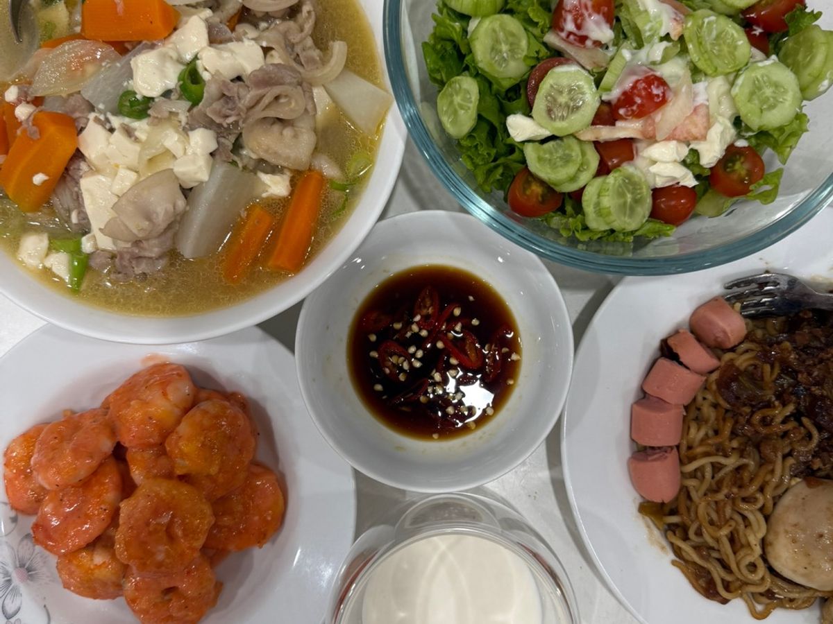 Cơm nhà với tôm sốt mayonnaise, canh ba chỉ heo củ quả, salad trộn phô mai
