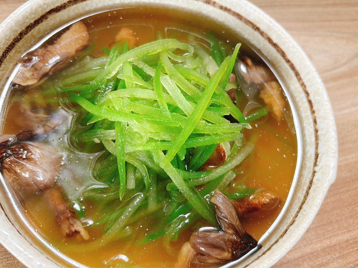 Canh bí xanh nấu nấm rơm khô