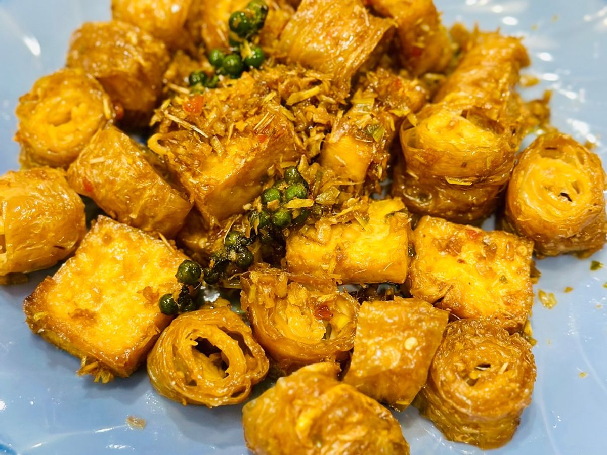 Đậu hũ và tàu hũ ky cuộn rim sả ớt (món chay)