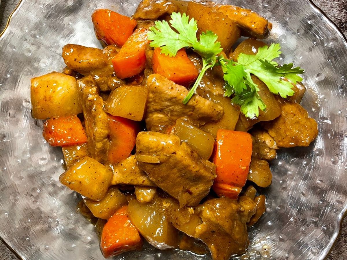 Thịt Dăm Heo Kho Củ Cải Trắng Và Cà Rốt (Món Mặn)