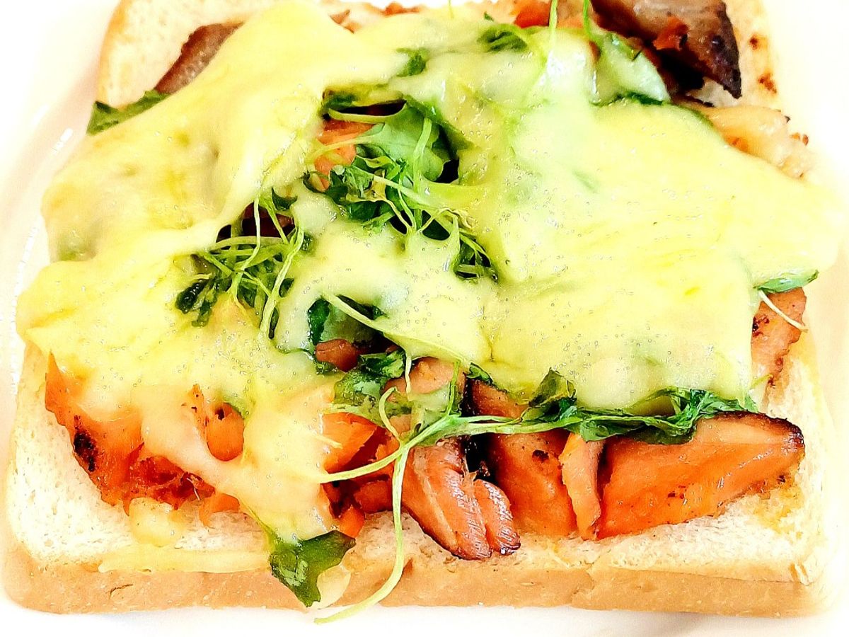 Sandwich cá hồi, rau mầm và phô mai