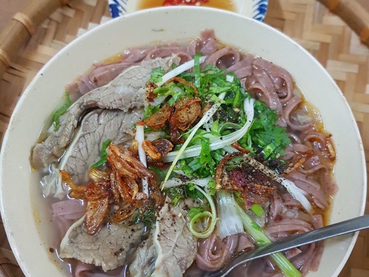 Mì chũ lứt với nạm bò hầm
