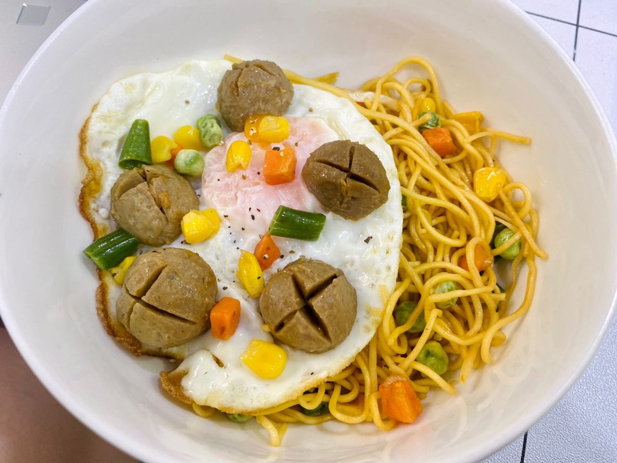 Mì xào bò viên rau củ