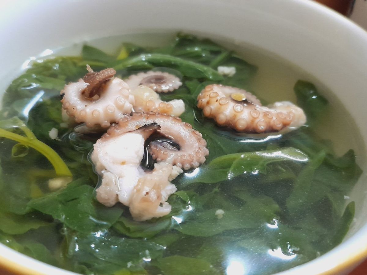 Canh mùng tơi nấu bạch tuộc và thịt xay