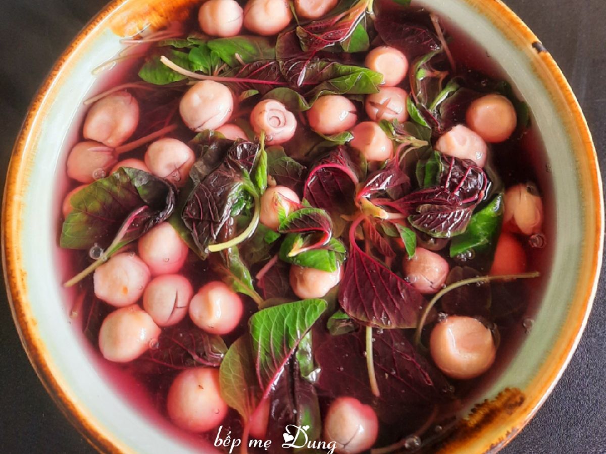 Canh rau dền đỏ nấm rơm (món chay)