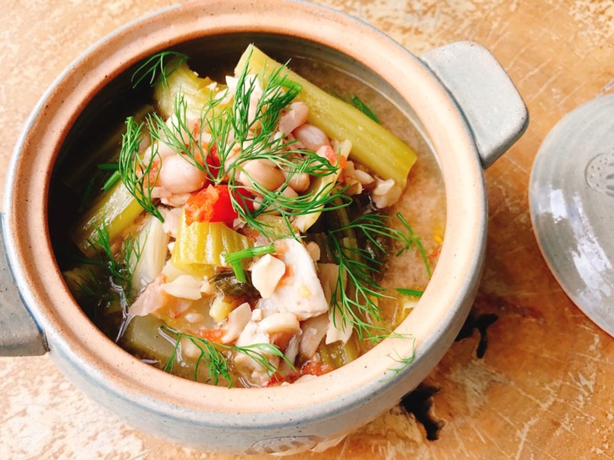 Canh dưa cải chua nấu đậu phộng rau thì là