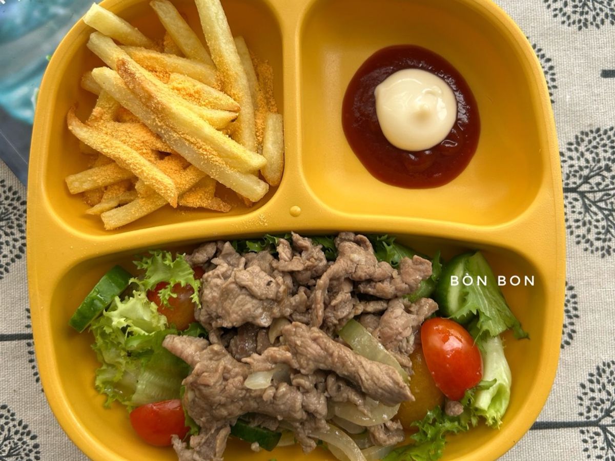 Món cho bé: Salad trộn thịt bò và Khoai tây chiên lắc phô mai
