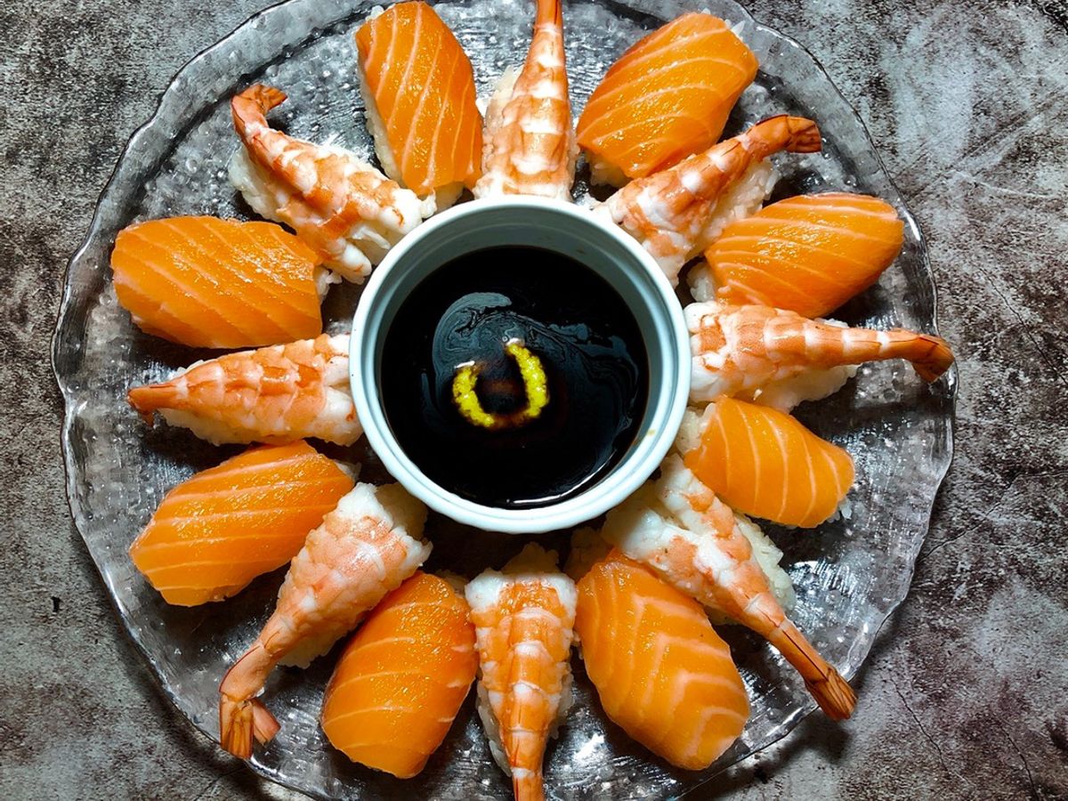 Sushi Tôm và Cá Hồi