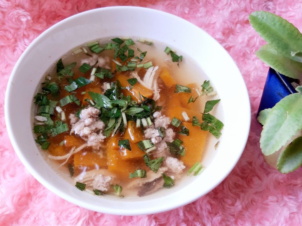 Canh bí đỏ thịt xay gà xé