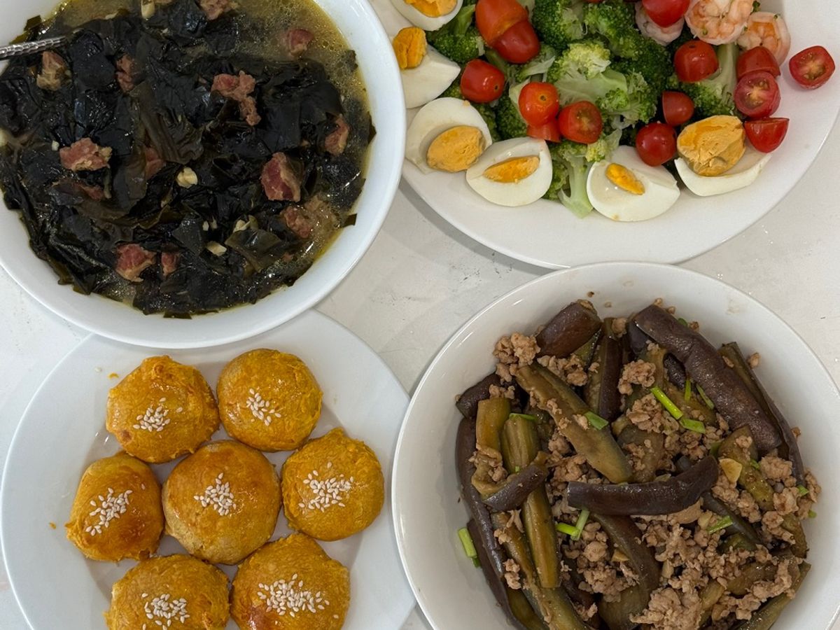Cơm nhà với salad tôm bông cải trứng, cà tím xào thịt băm, bánh bí đỏ phomai, canh rong biển nạm bò