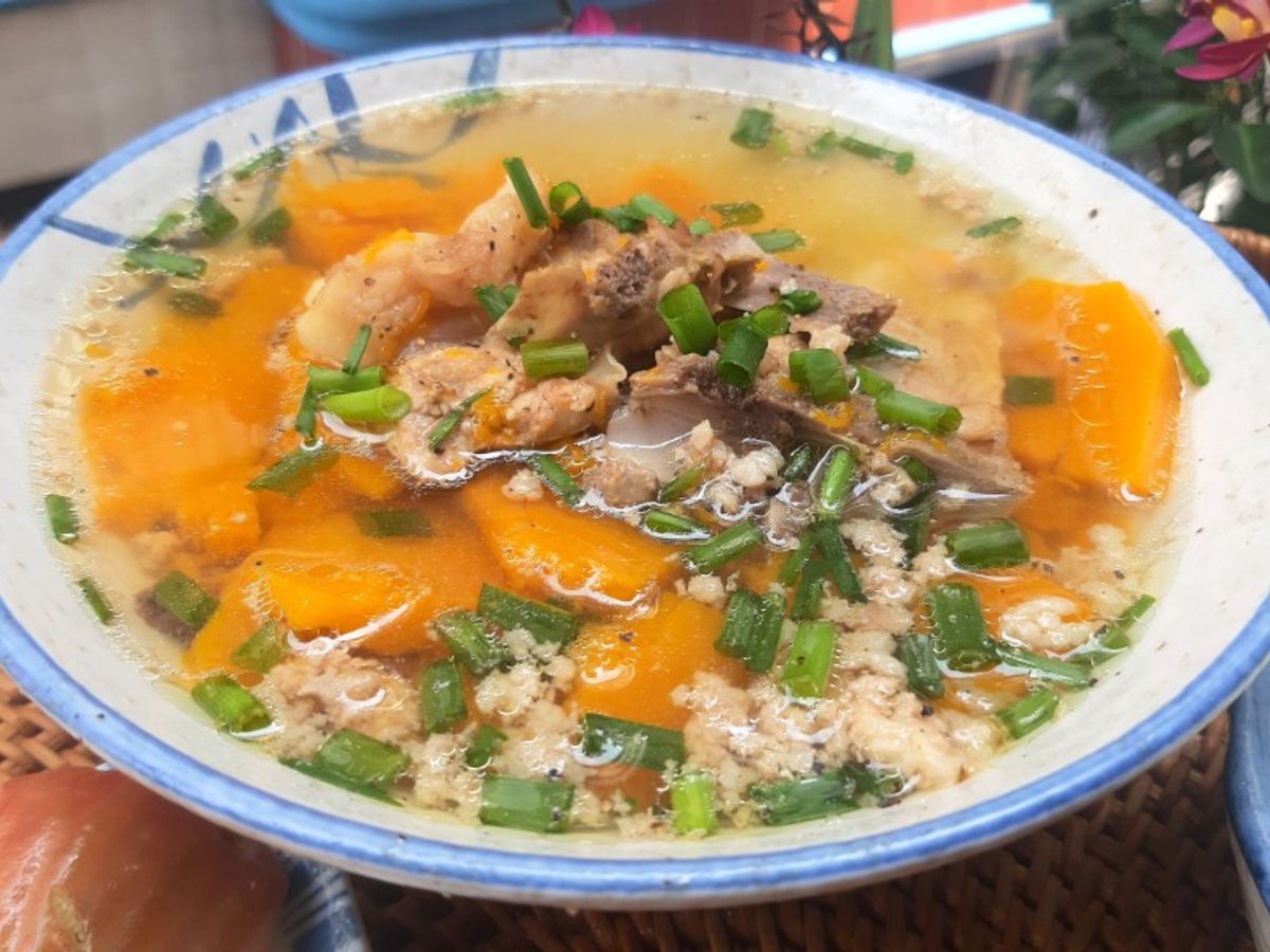 Canh bí đỏ nấu xương heo và thịt xay