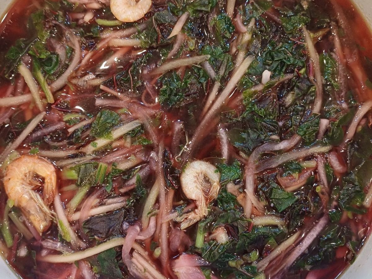 Canh bầu, rau dền nấu tôm