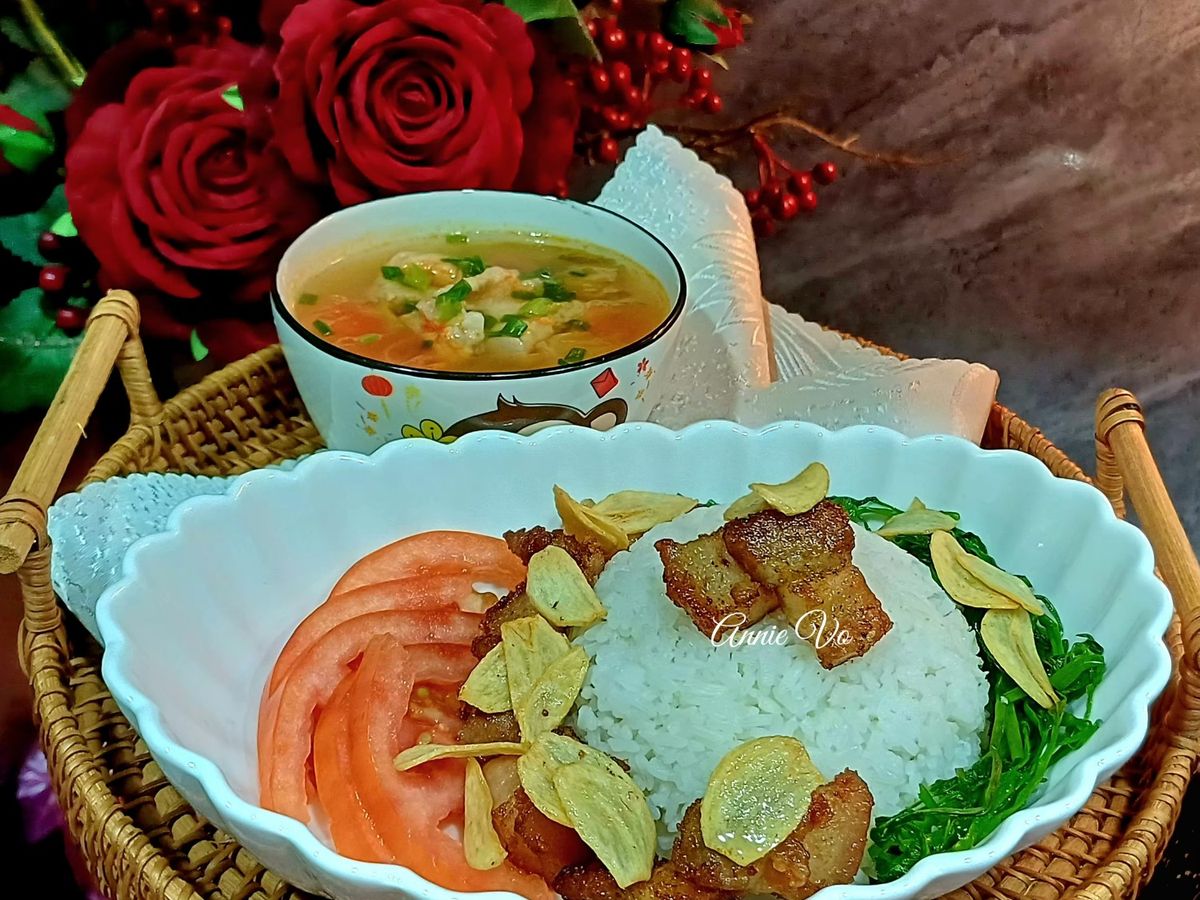 Cơm thịt heo chiên tỏi Thái Lan