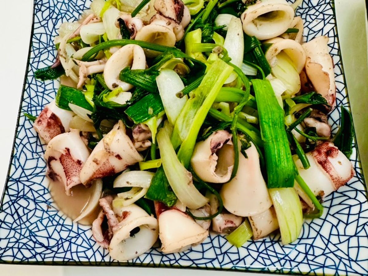 Mực xào cần, tỏi, hành tây