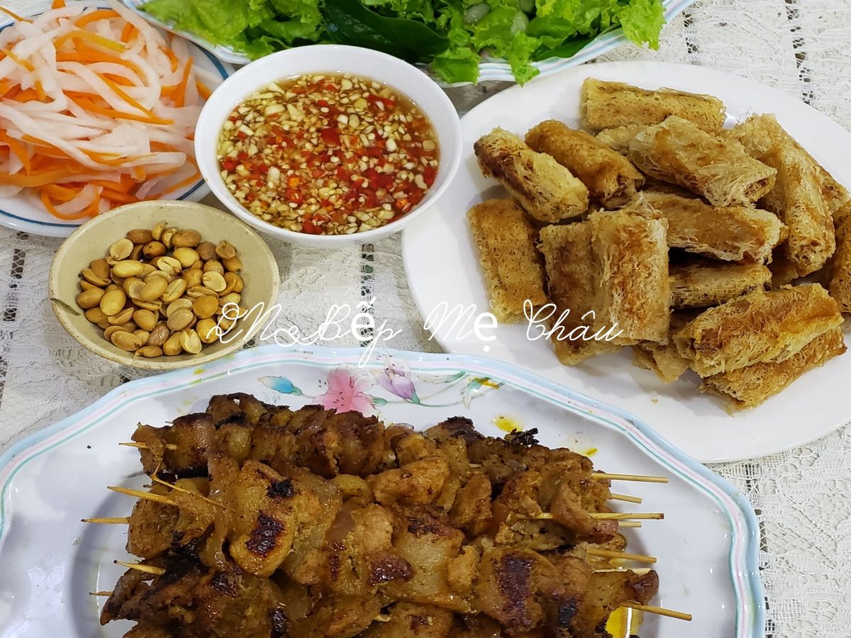 Bún thịt xiên nướng, chả giò