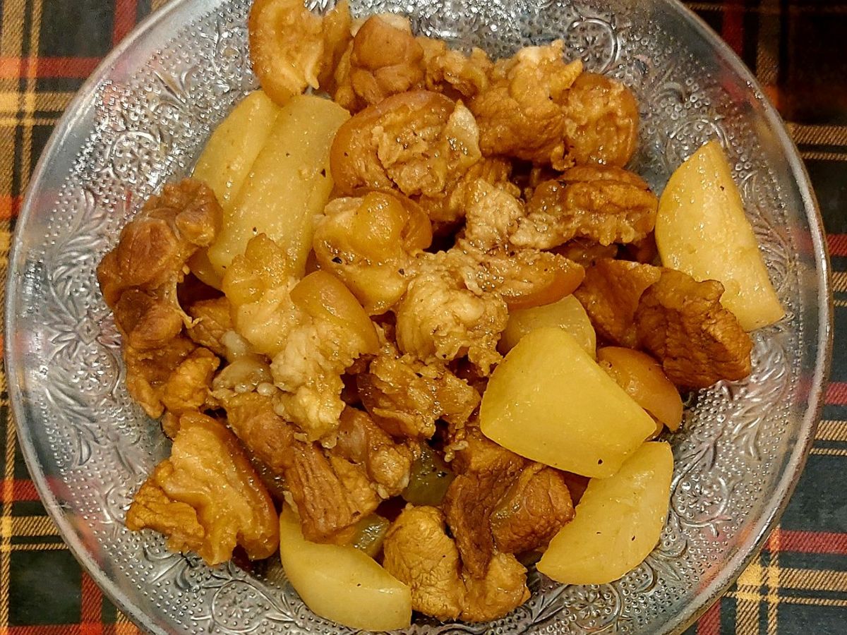 Thịt bắp heo kho củ cải